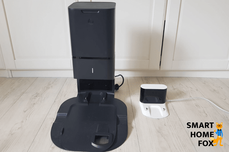 зарядная станция iRobot Roomba рядом с зарядной станцией Roborock S5 Max